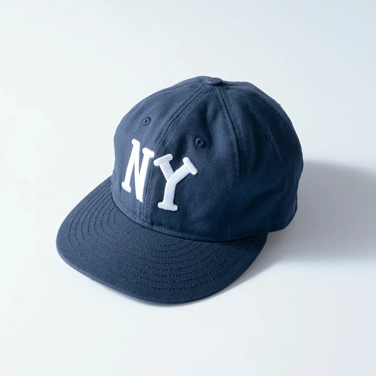 『メイデン・カンパニー』のロゴキャップ