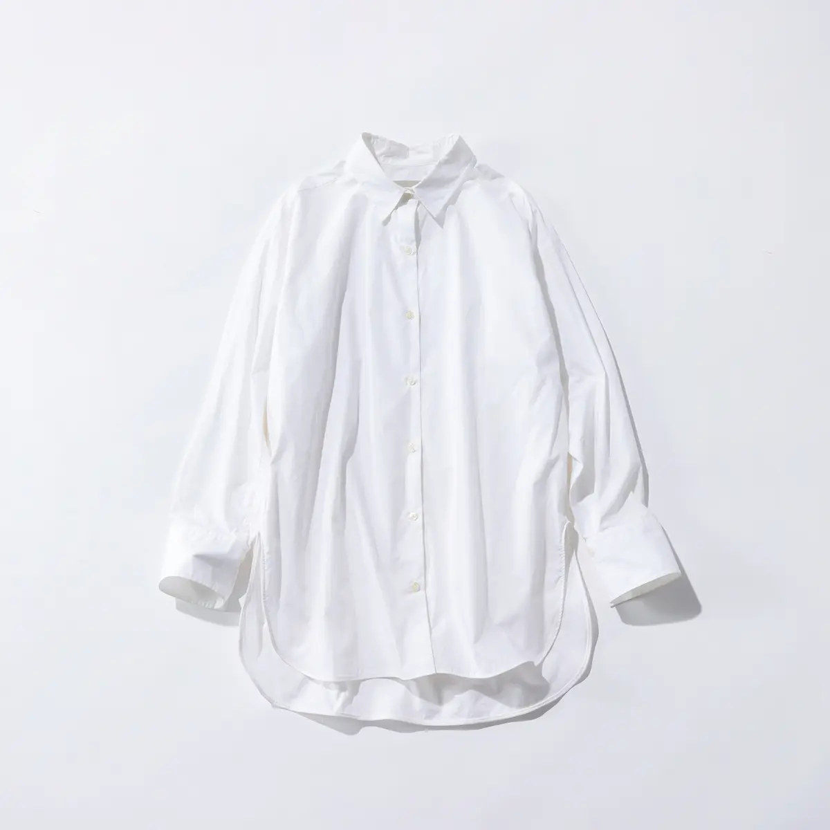 白のシンプルシャツ