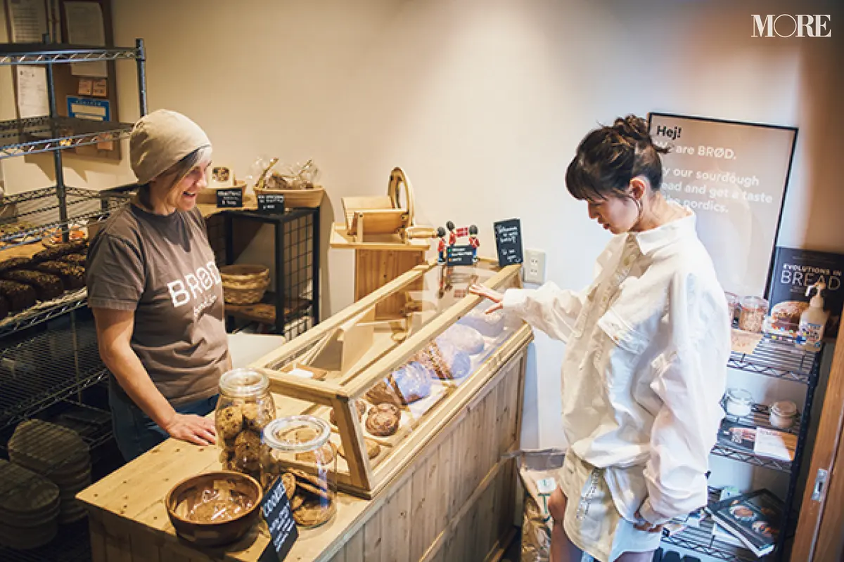 広尾のパン屋「BRØD」の店内で商品を選ぶ佐藤栞里