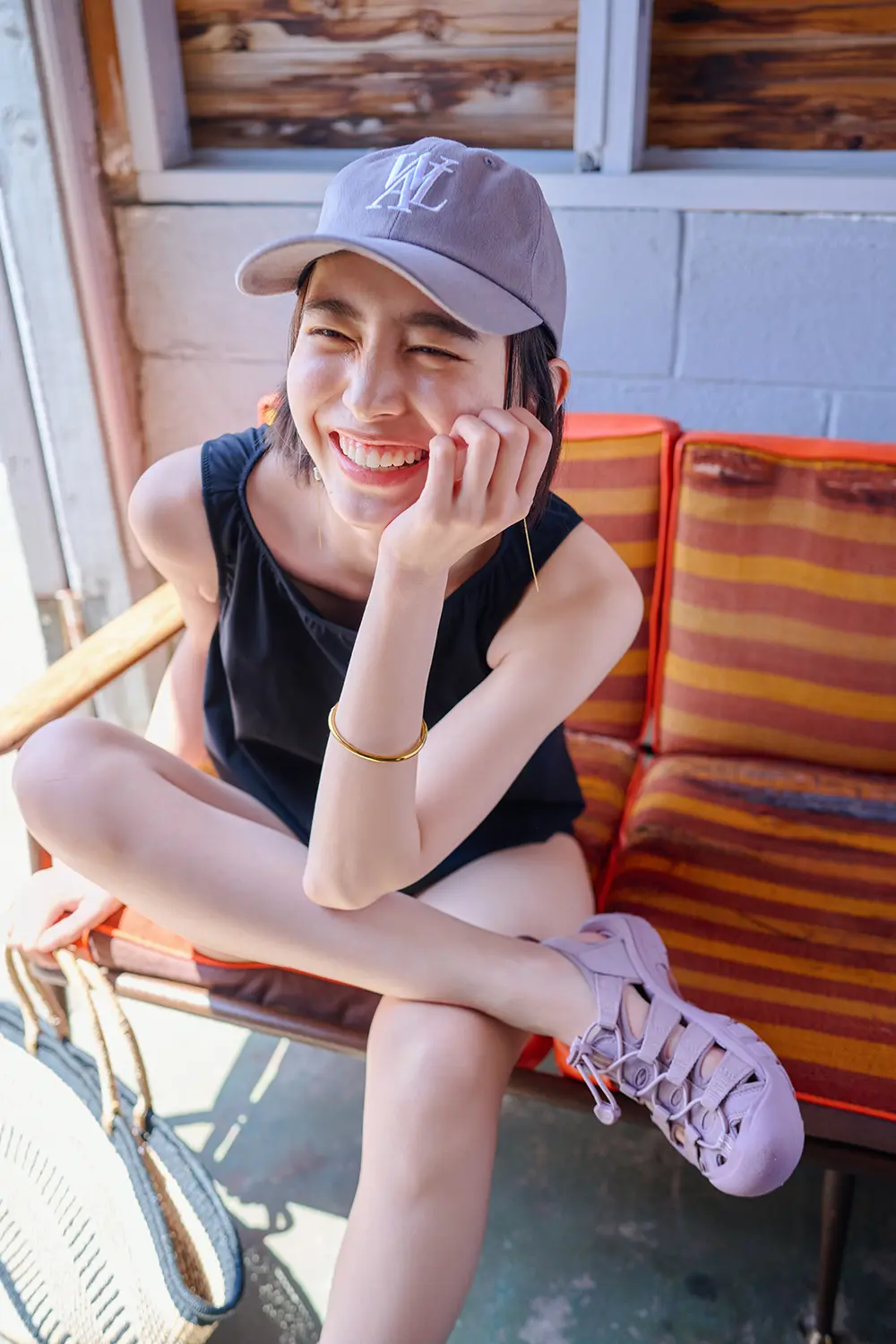 井桁弘恵　キャップ　水着　コーディネート