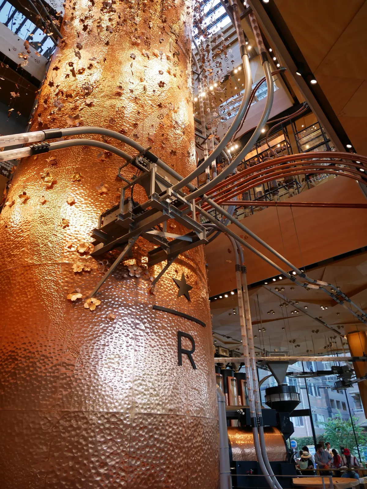 1階：店内中央部の焙煎機