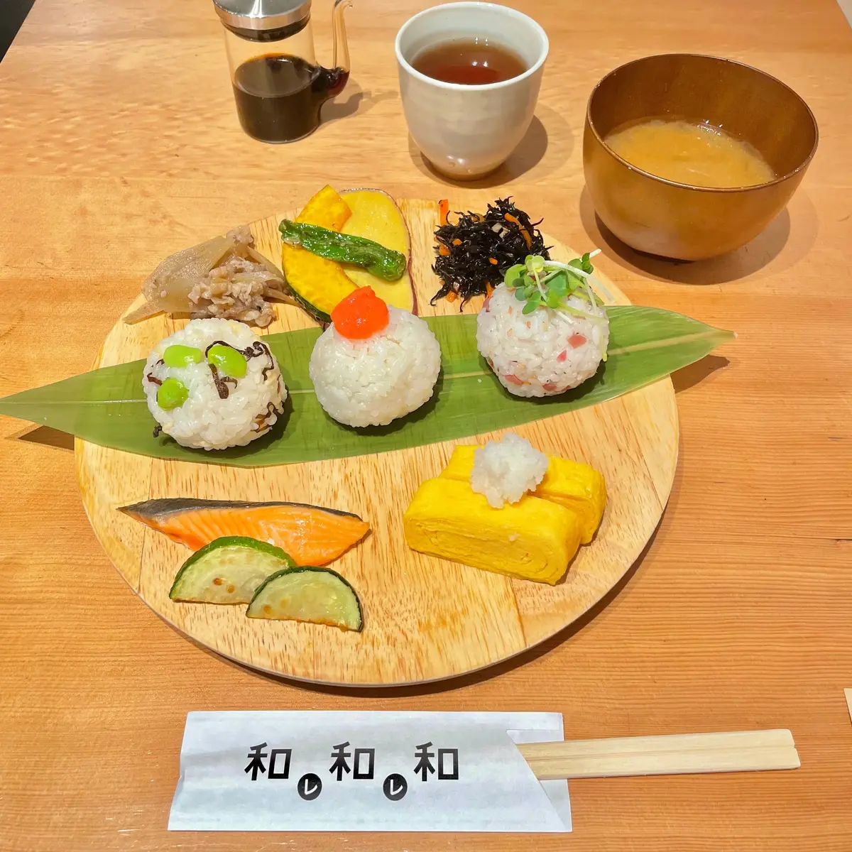 「パンとエスプレッソと」の系列店、大阪 本町で朝から行列ができるカフェ「和レ和レ和」の「おにぎり定食」