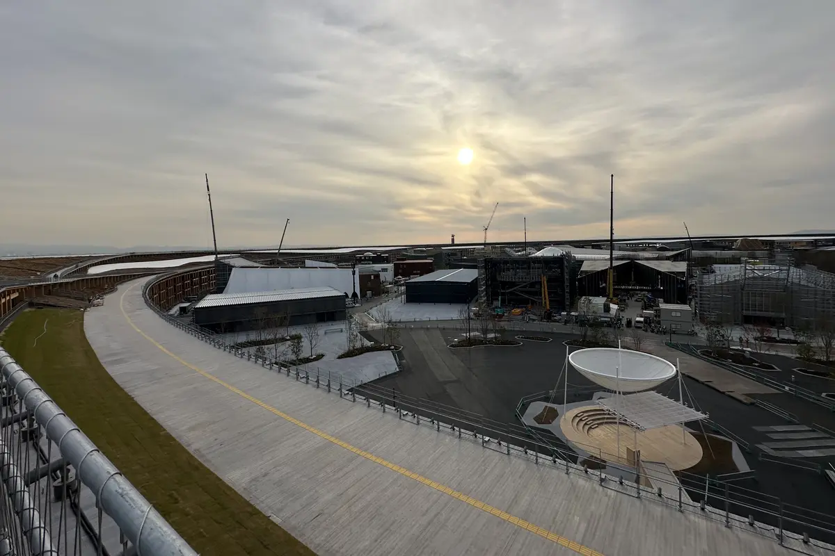 大阪・関西万博2025の世界最大級木造建築・大屋根リングの屋上から見た風景