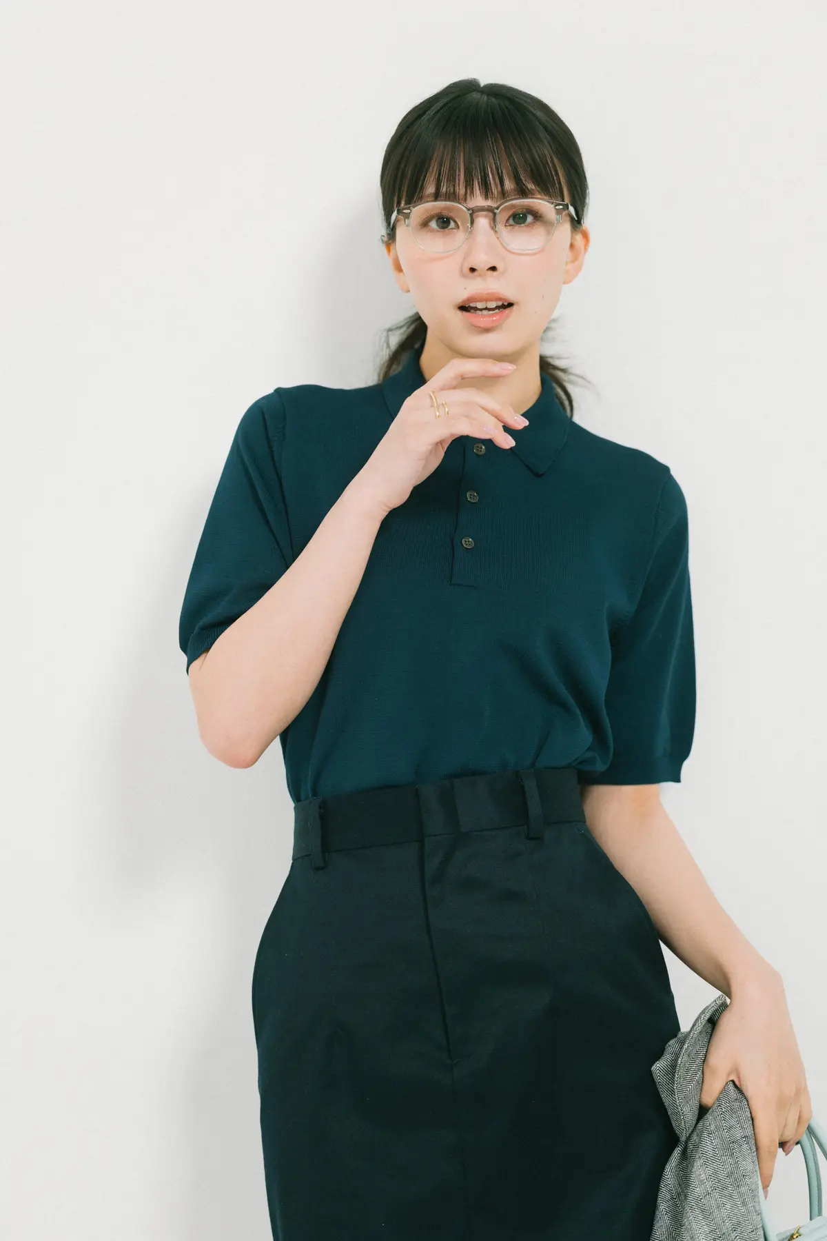 川口ゆりな　ポロトップスとスカートコーデ　より