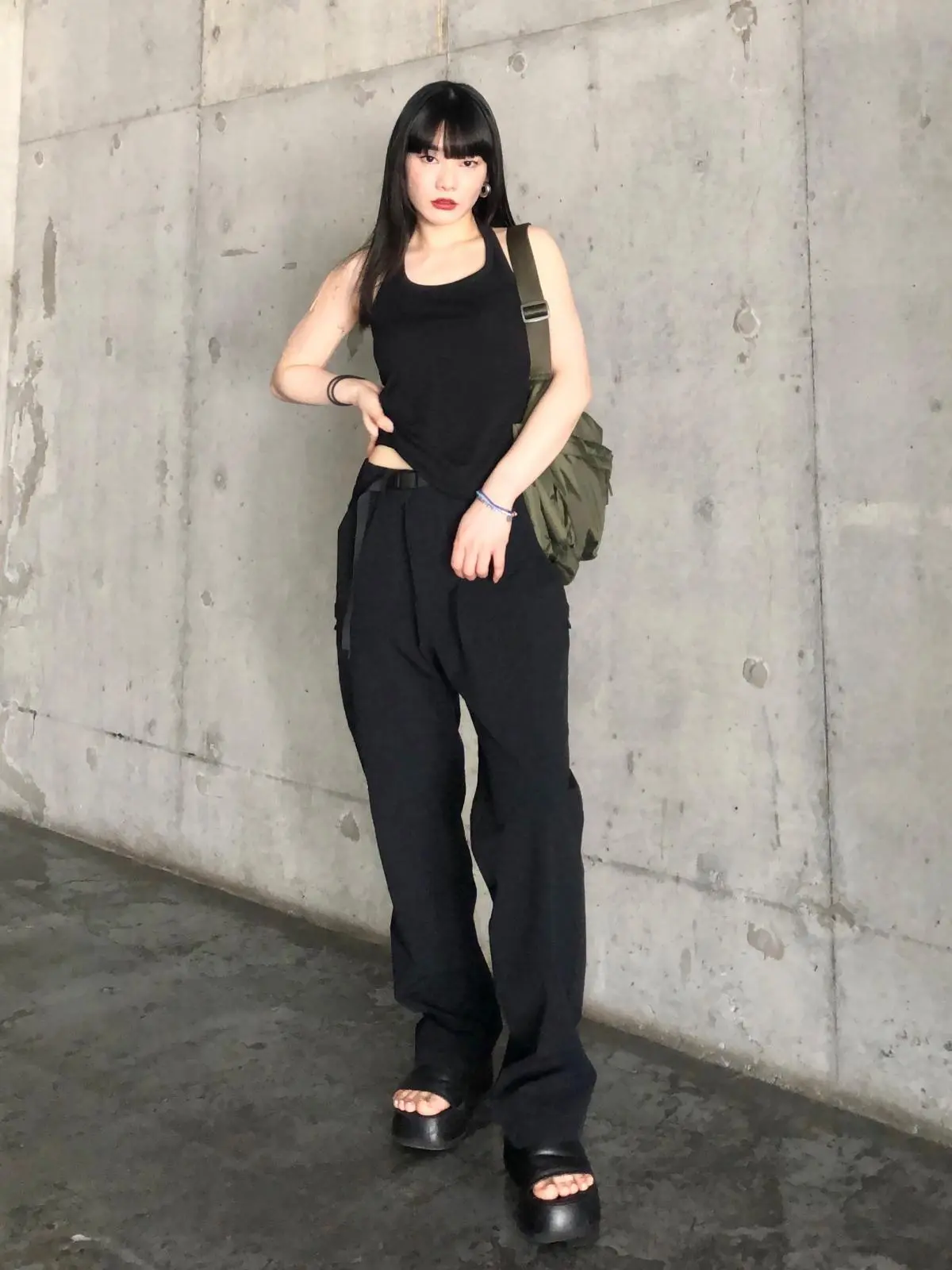 ユニクロ　マルチポケットショルダーバッグ　キャミソールコーデ