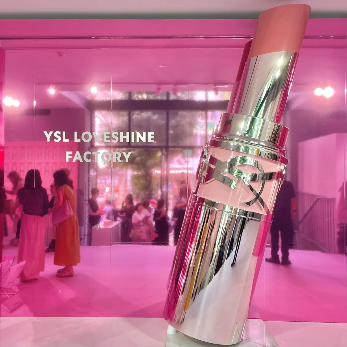 東京・渋谷で開催中のイヴ・サンローラン ポップアップ「YSL LOVESHINE FACTORY」