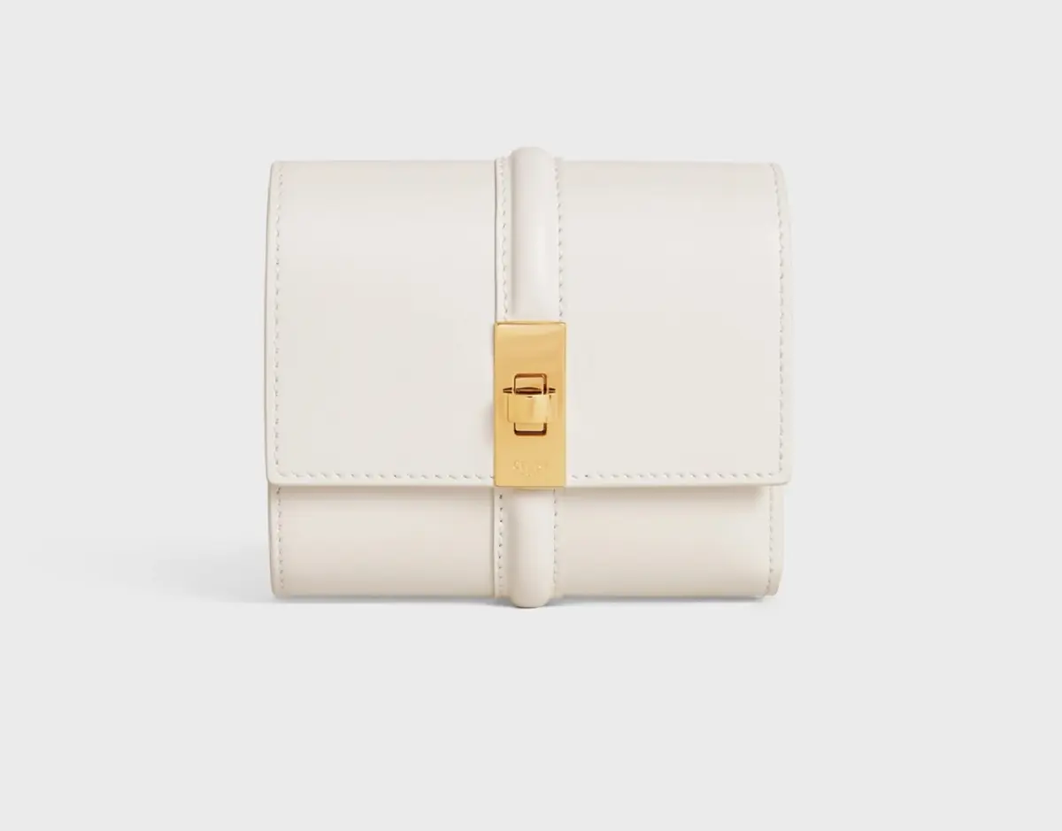 20代で買う名品アイテム　セリーヌの財布「16（セーズ）」　白