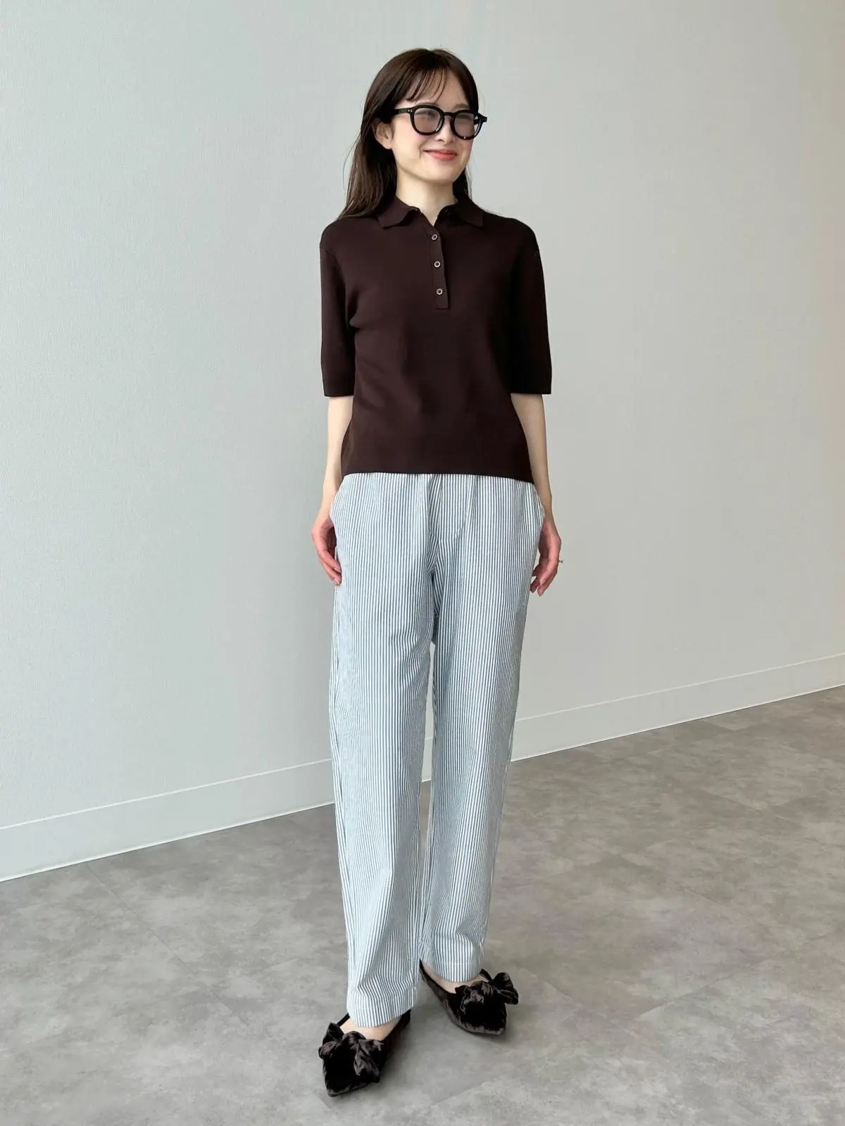 ユニクロ　ポロセーター半袖　ダークブラウン　パンツコーデ