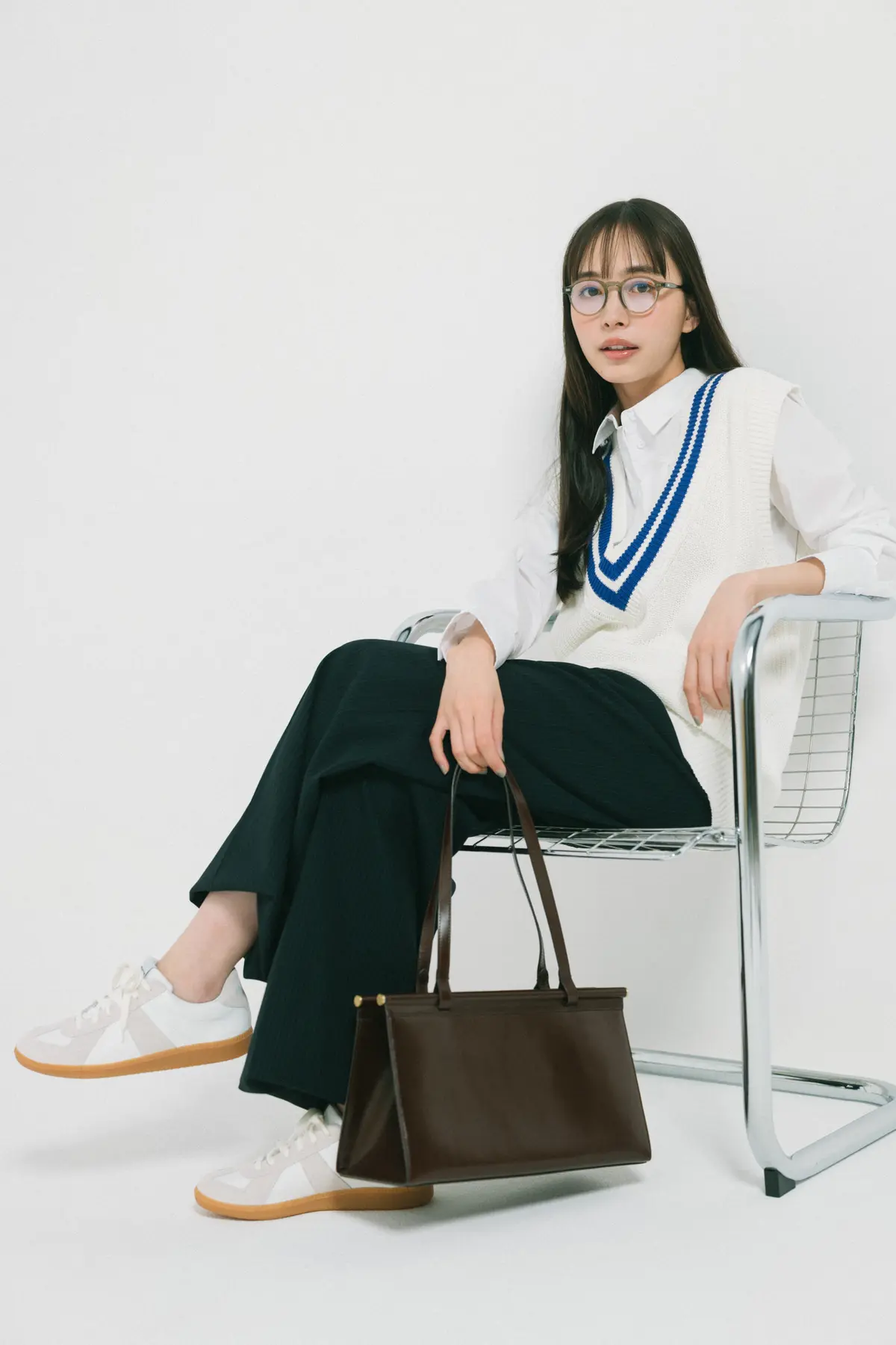 【白スニーカーコーデ】シャツ×ワイドパンツ