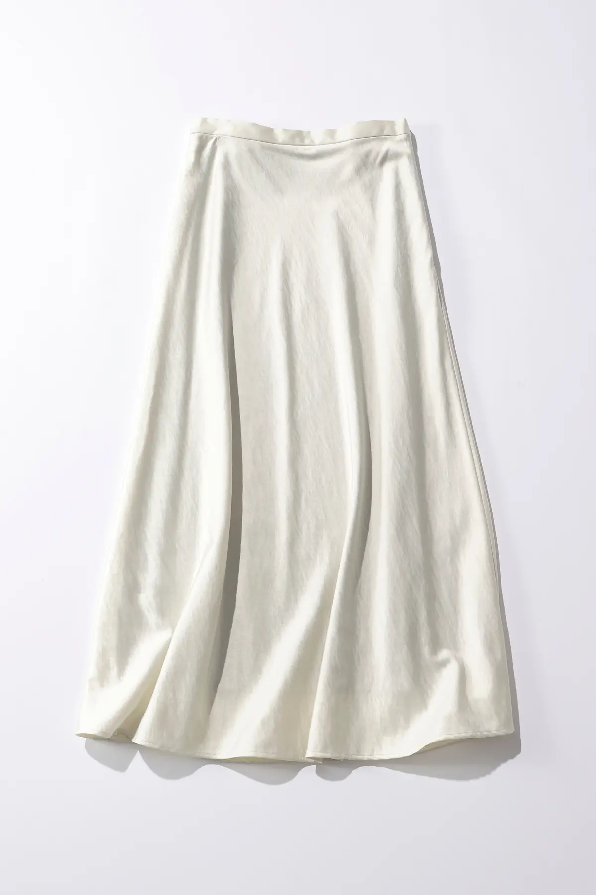 白のサテンスカート