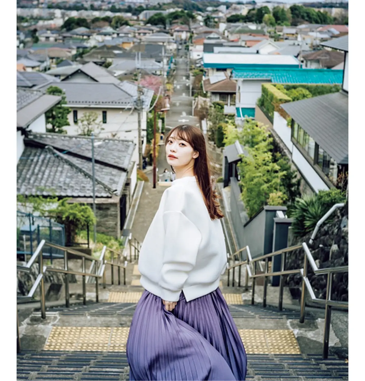 『耳をすまれば』のモデルの東京都・聖蹟桜ヶ丘の階段を歩く女性