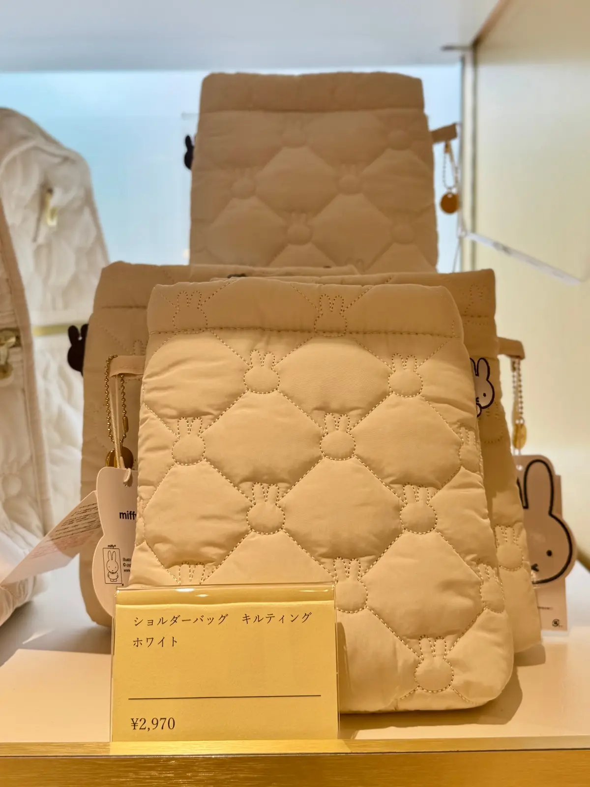 ミッフィーグッズ「ショルダーバッグ キルティング ホワイト」（¥2970）