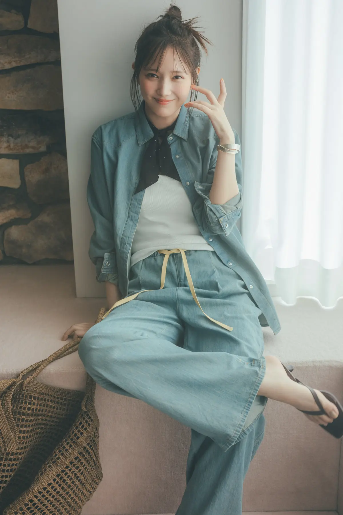 本田翼　シャンブレーシャツとパンツのセットアップコーデ