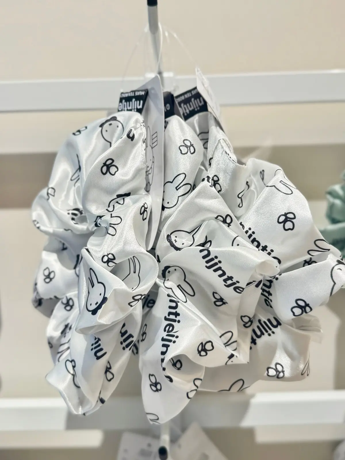 「ナインチェ シュシュ」※ハウステンボス限定（各¥1000）ホワイト