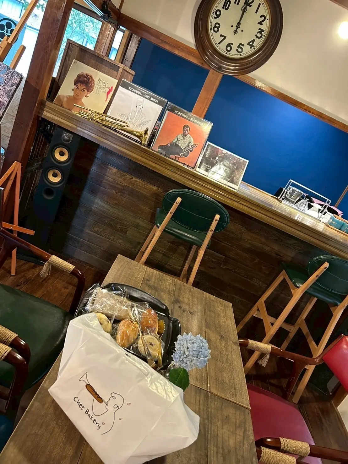 座って食べられるスペース