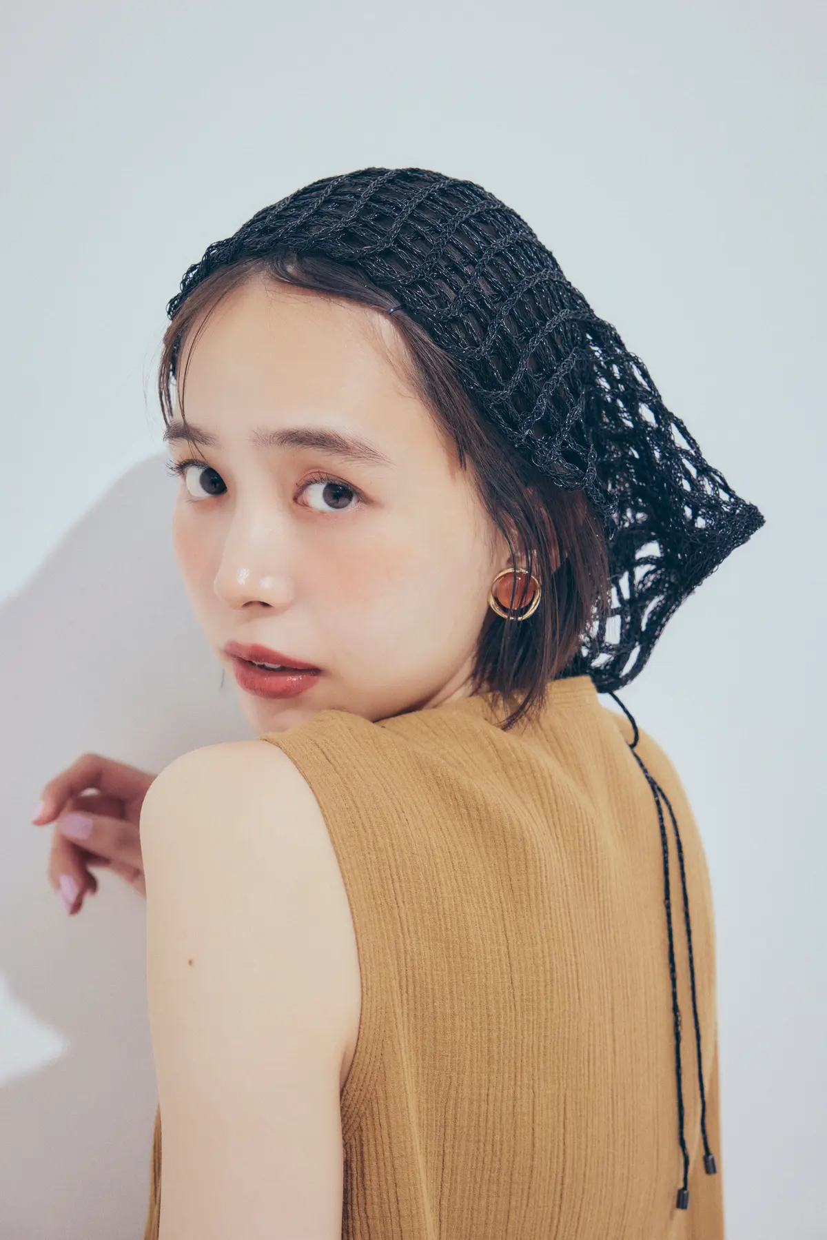 井桁弘恵　ベージュ系トップス　より