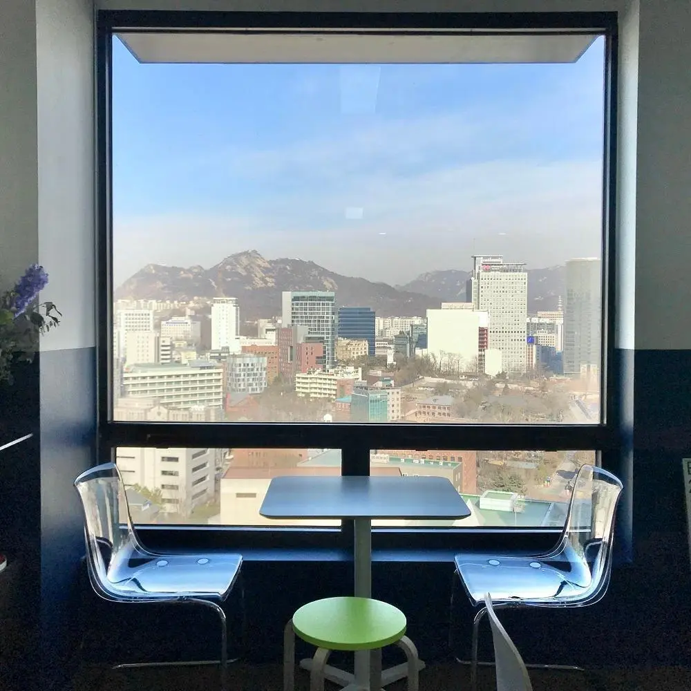 韓国のカフェ「COFFEE AND CIGARETTES」の窓際の席