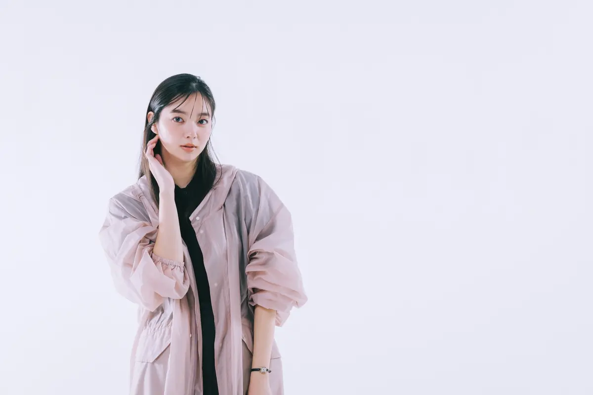 新川優愛　シアーコート　黒スカート　コーデ　より