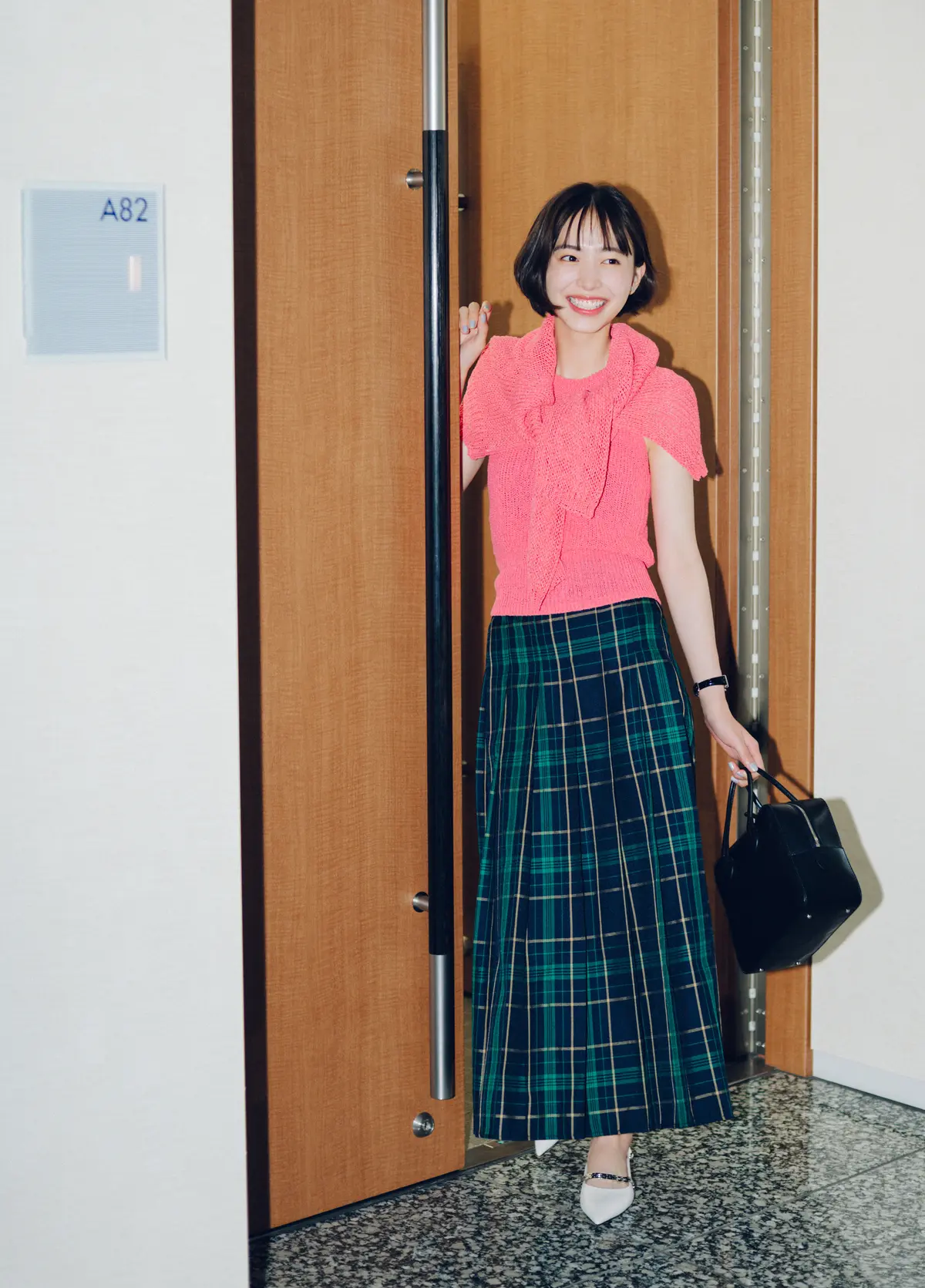 井桁弘恵　全身コーデアンサンブルとスカート　