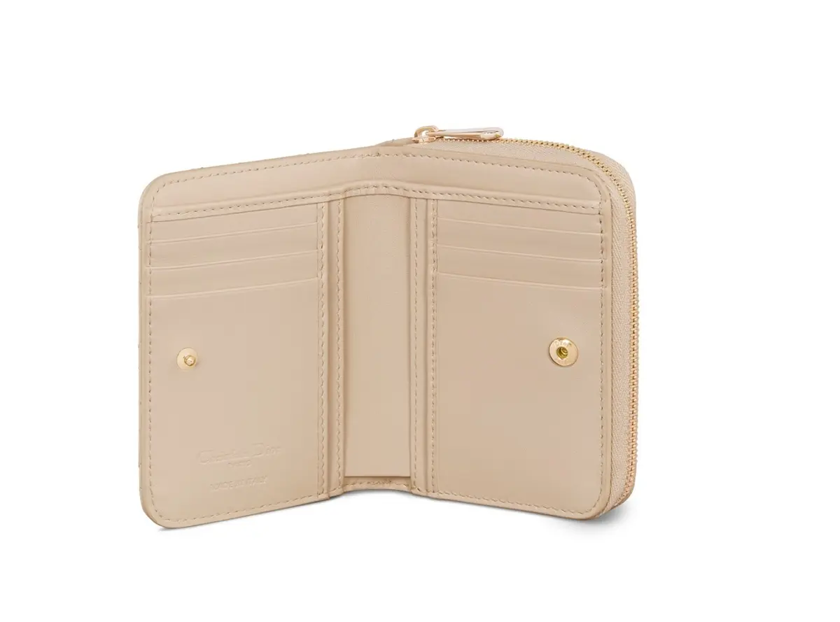 ディオールのベージュ折り財布　中身