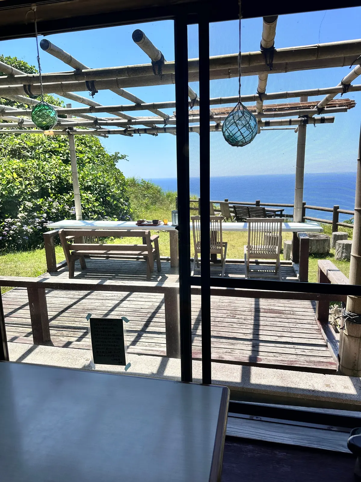 こちらがテラス席です！😮 オーシャンビューで、開放的な自然豊かな空間でお食事ができます💛