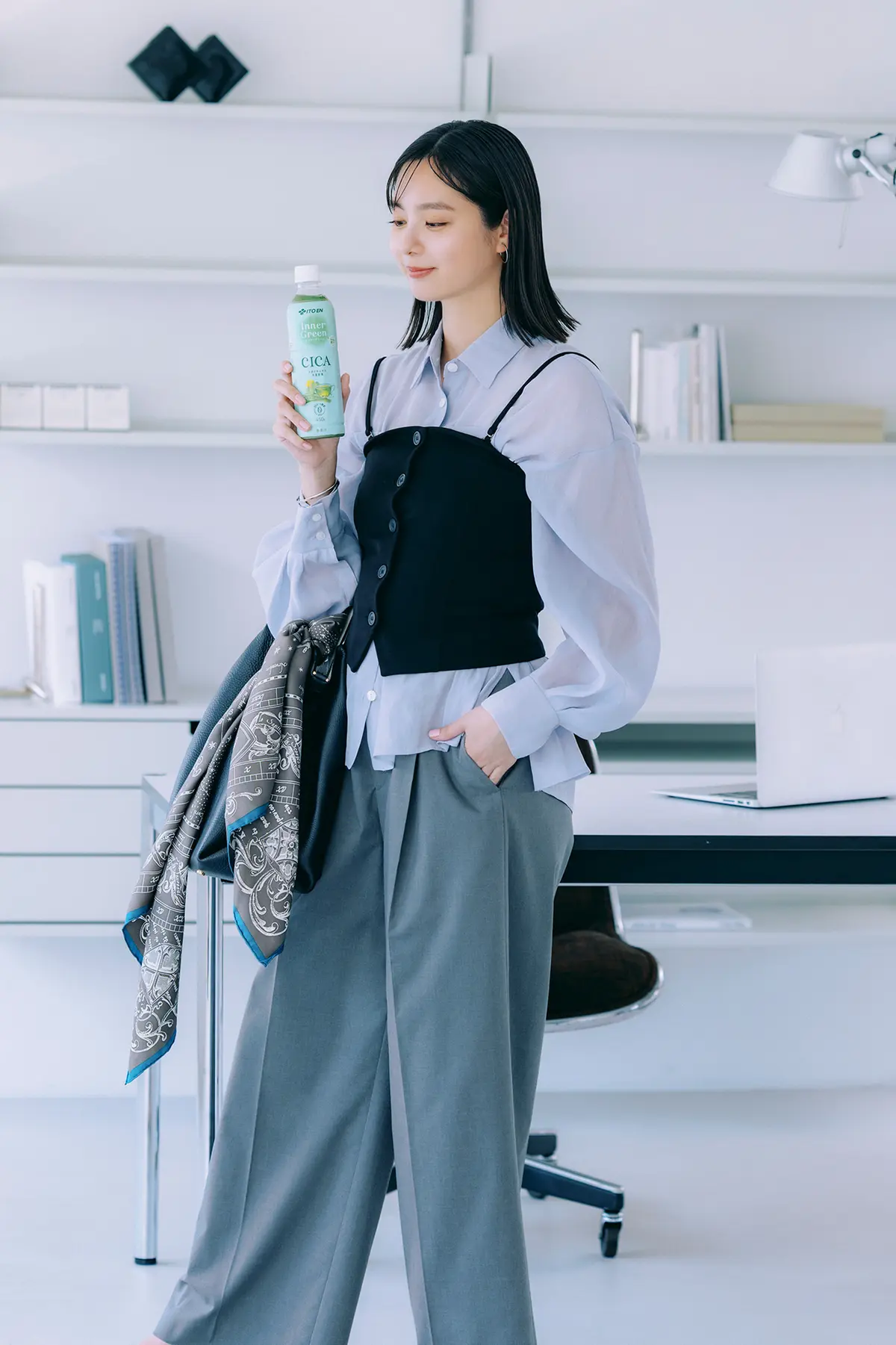 オフィスにいる新川優愛