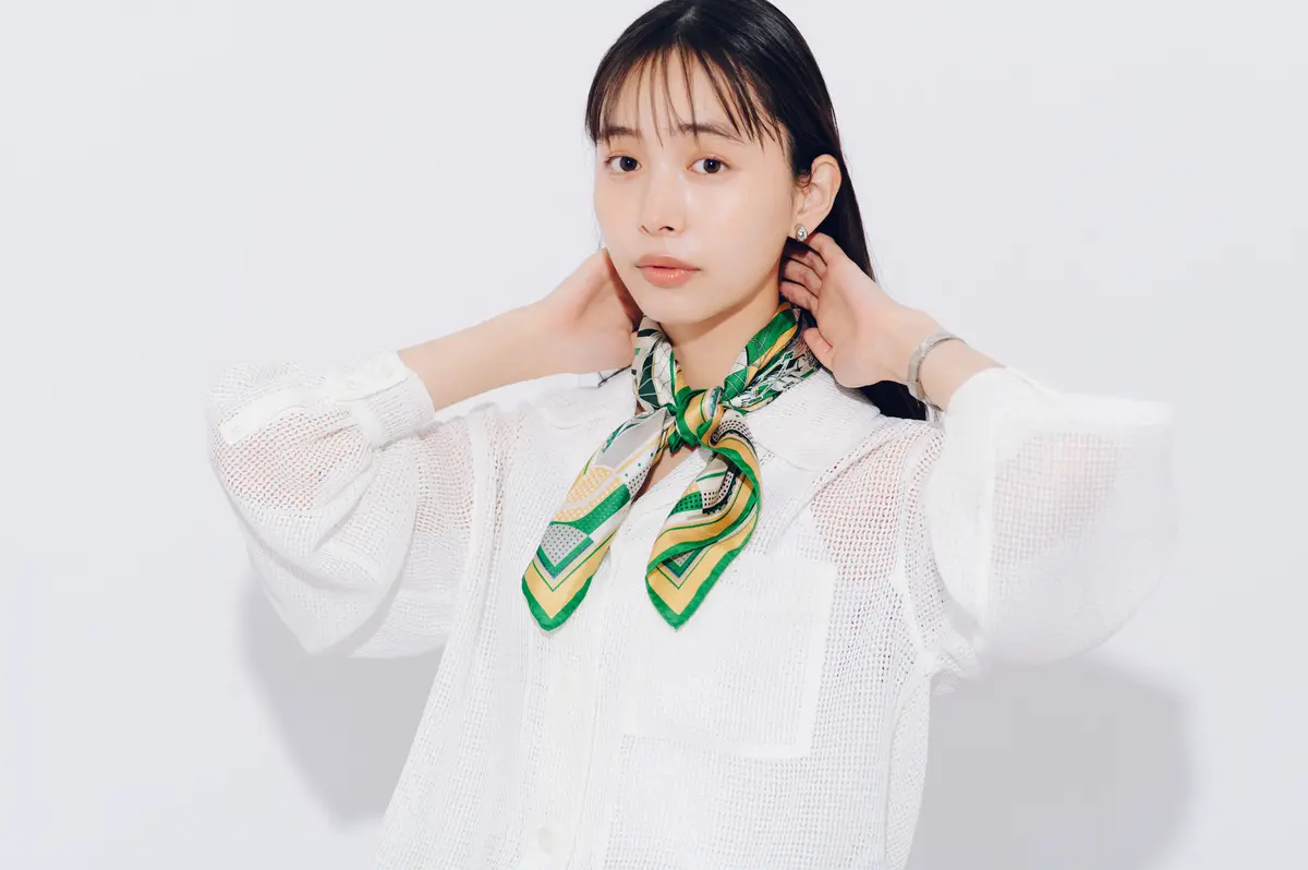 井桁弘恵　シャツとスカートコーデ　より