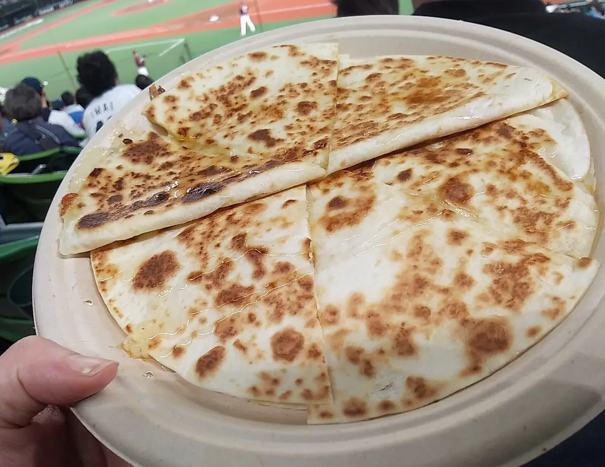 チーズとハチミツがとろけるL's MEXICOのケサディーヤ