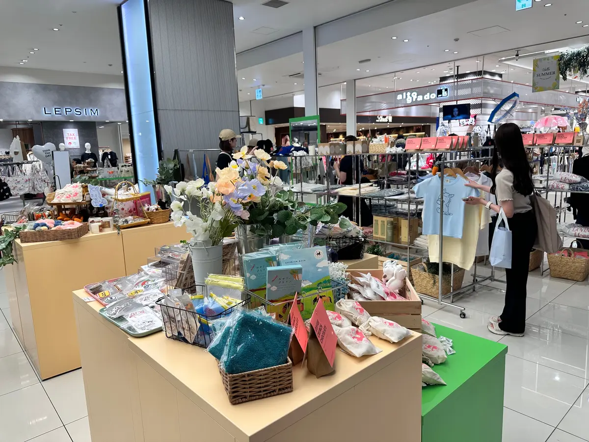 popup会場の様子です！ お菓子や、お洋服、雑貨など、さまざまな種類の商品が売られていました！