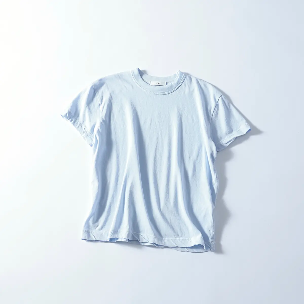 『エイトン』のサックスブルーTシャツ