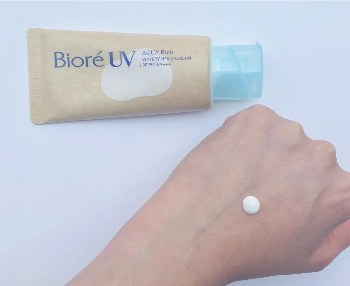 ビオレUV アクアリッチ ウォータリーホールドクリーム SPF50・PA＋＋＋ 50g ￥1650（価格は編集部調べ）／花王　製品画像　テクスチャー画像　UVケア UVカット 日焼け止め 日焼け対策