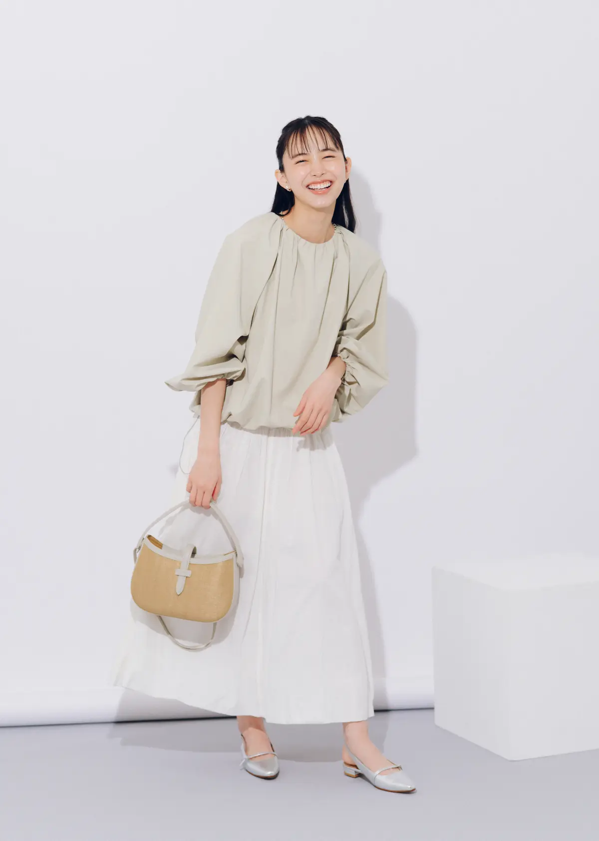 井桁弘恵　ベストとスカートコーデ　より