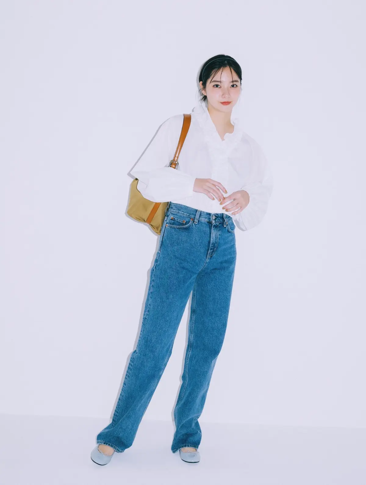 【最高気温21度〜25度の服装】白フリルブラウス×デニムパンツ