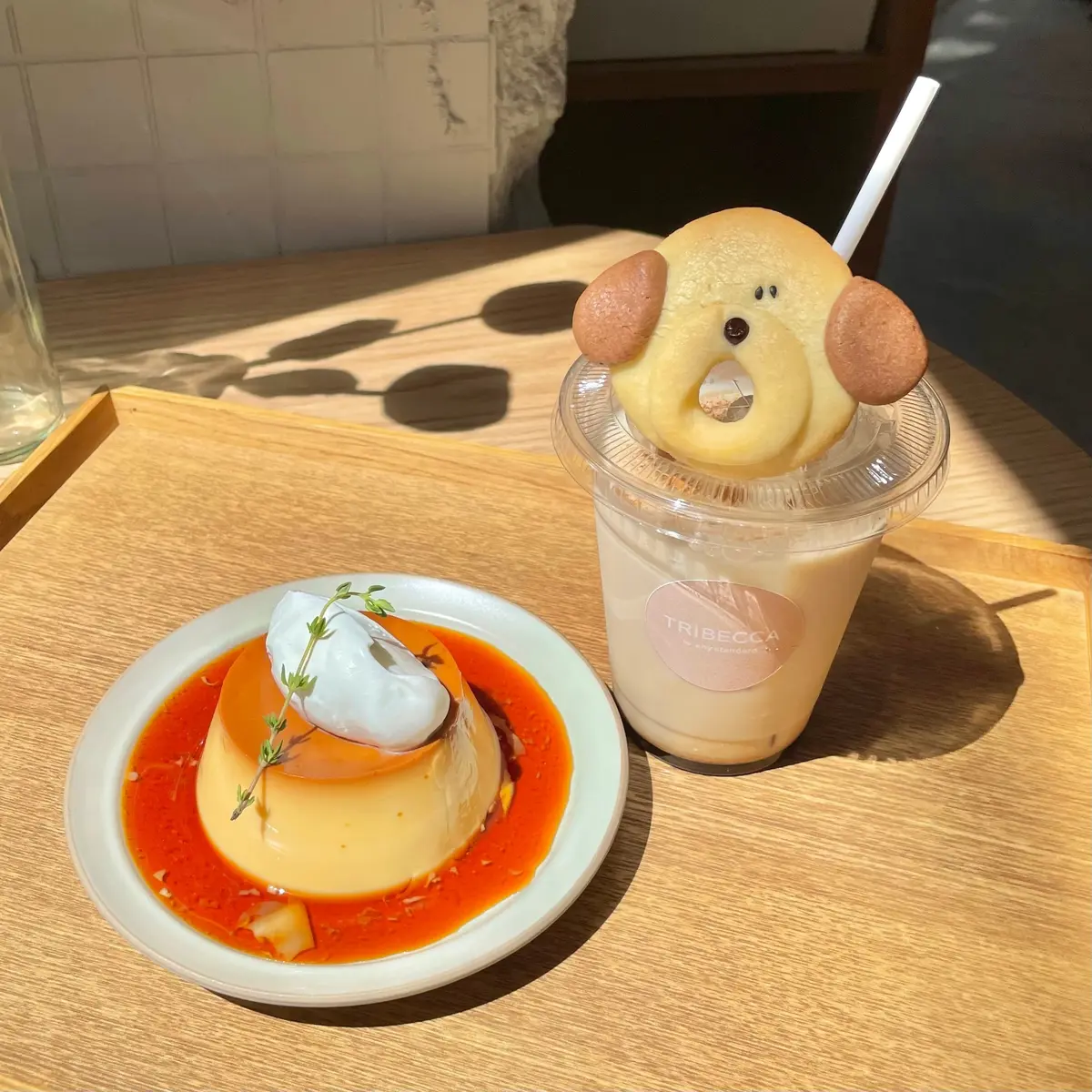 大阪 北浜／本町にある「TRIBECCA CAFE（トライベッカ）」の「かたやきプリン」と「ワンちゃんクッキー」と「カフェラテ」