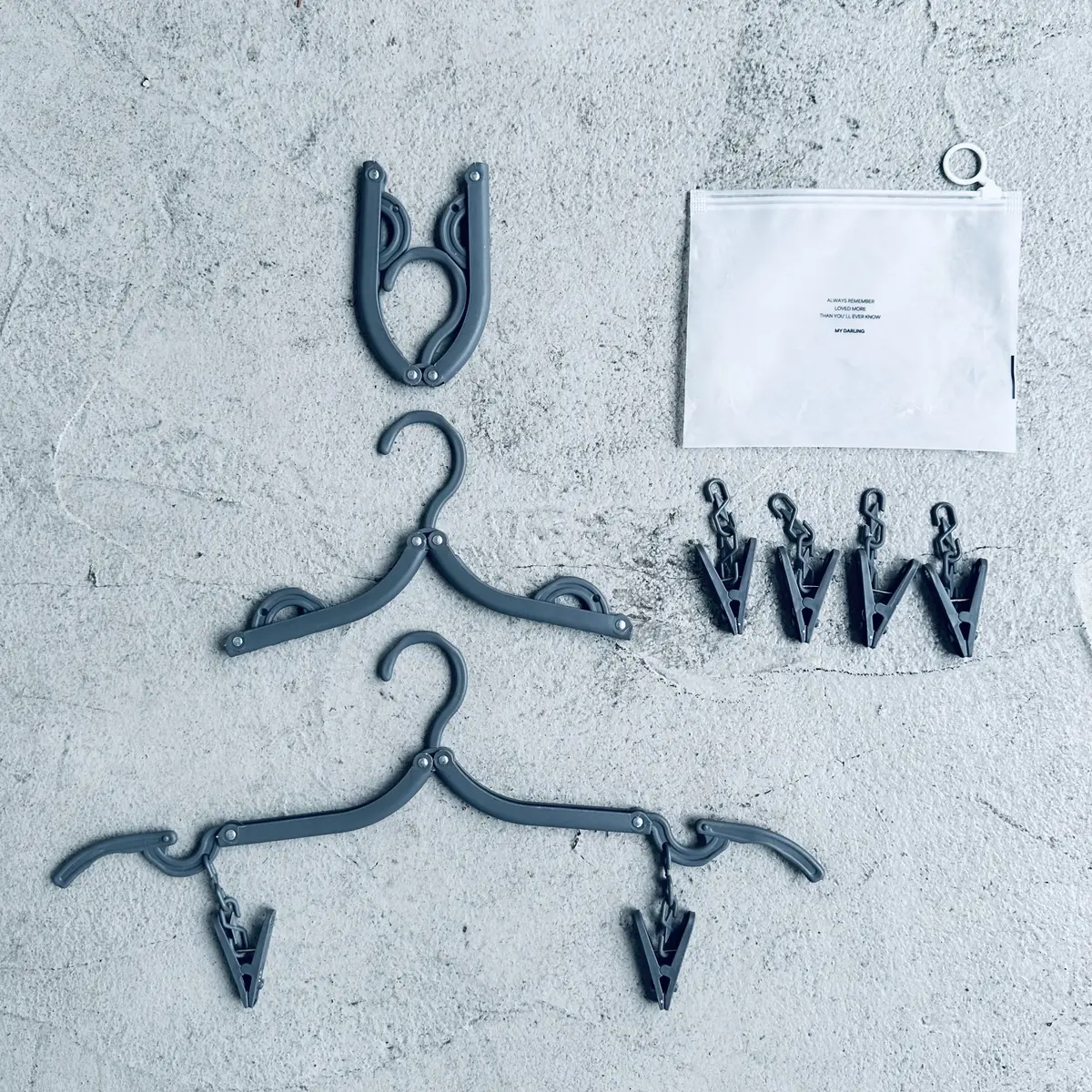 ピンチ付き折りたたみハンガー3点セット￥330／パル（スリーコインズ）