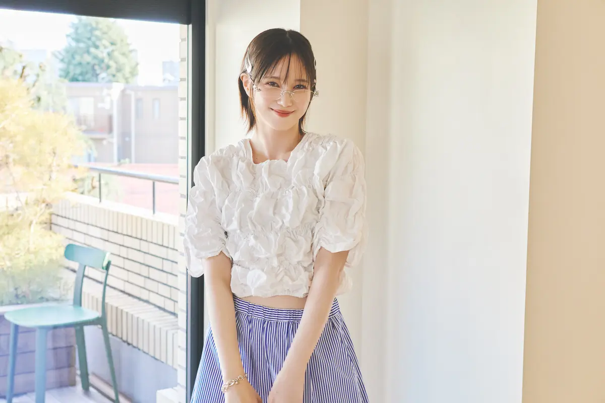 本田翼　白のブラウスとブルーストライプのパンツコーデ