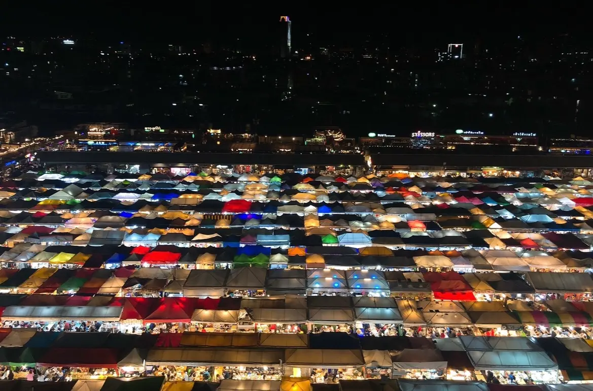 タイ『ラチャダーマーケット』の風景