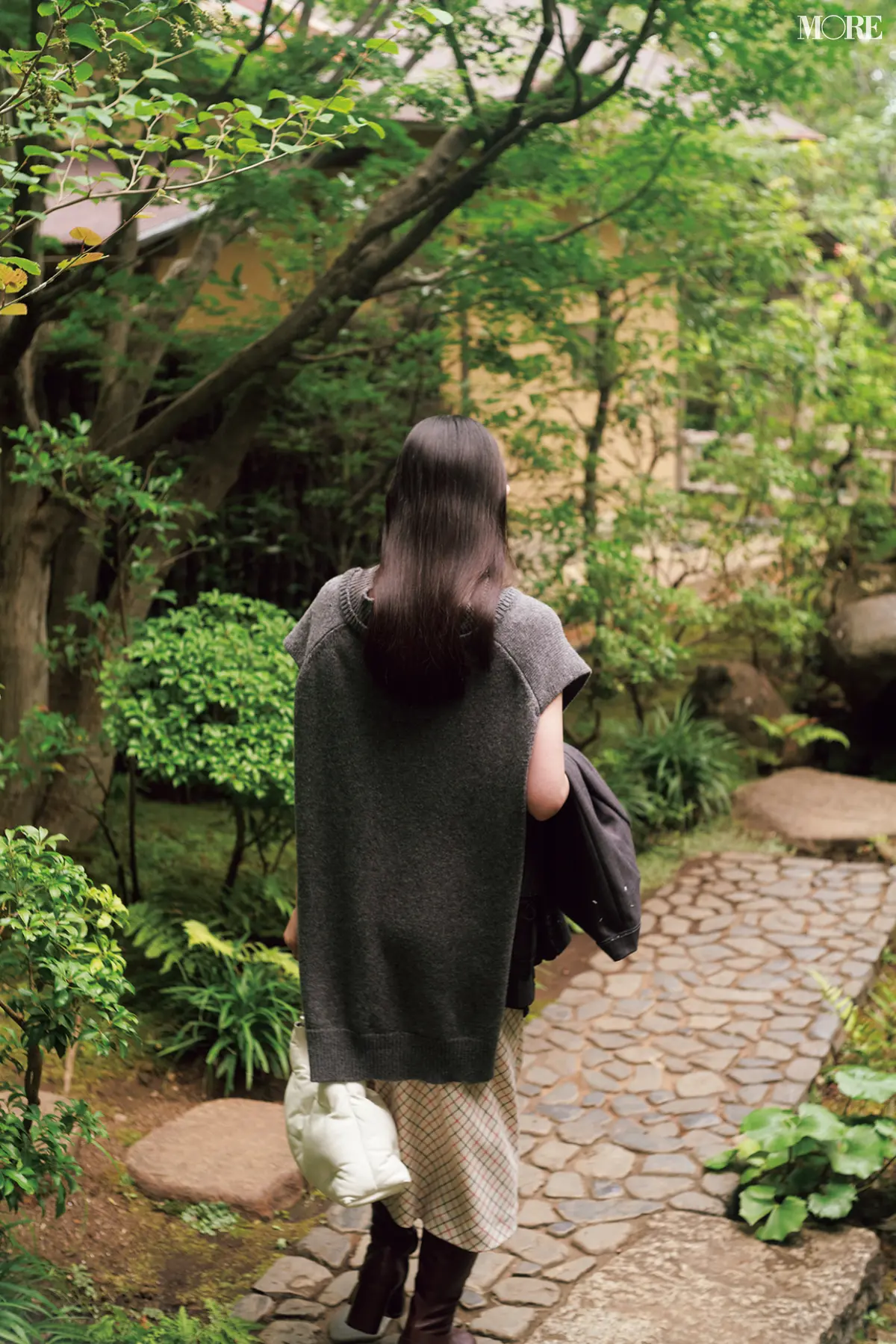 茶室「雨聴天」へ続く庭園