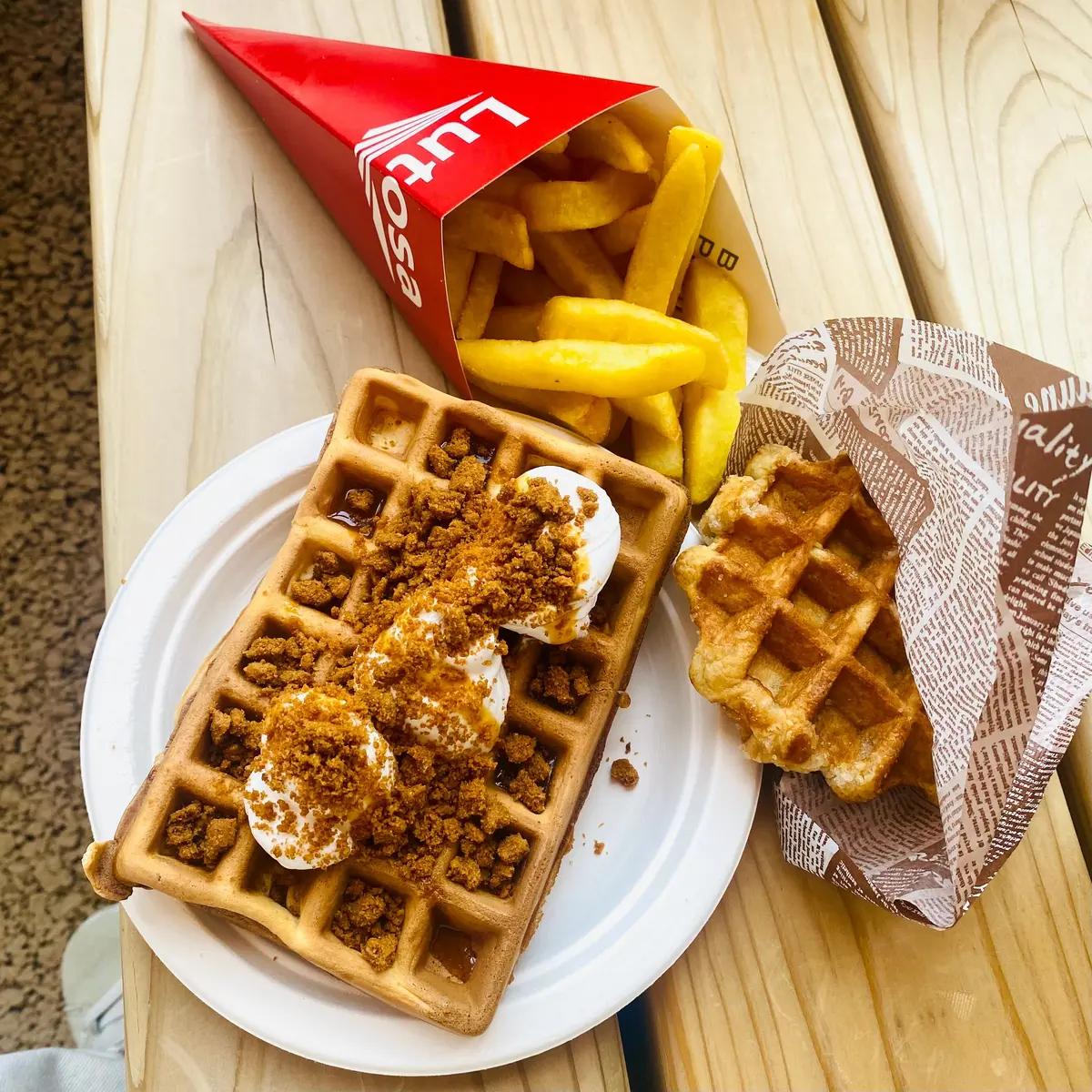 ベルギー館のワッフルとベルギーフライ
