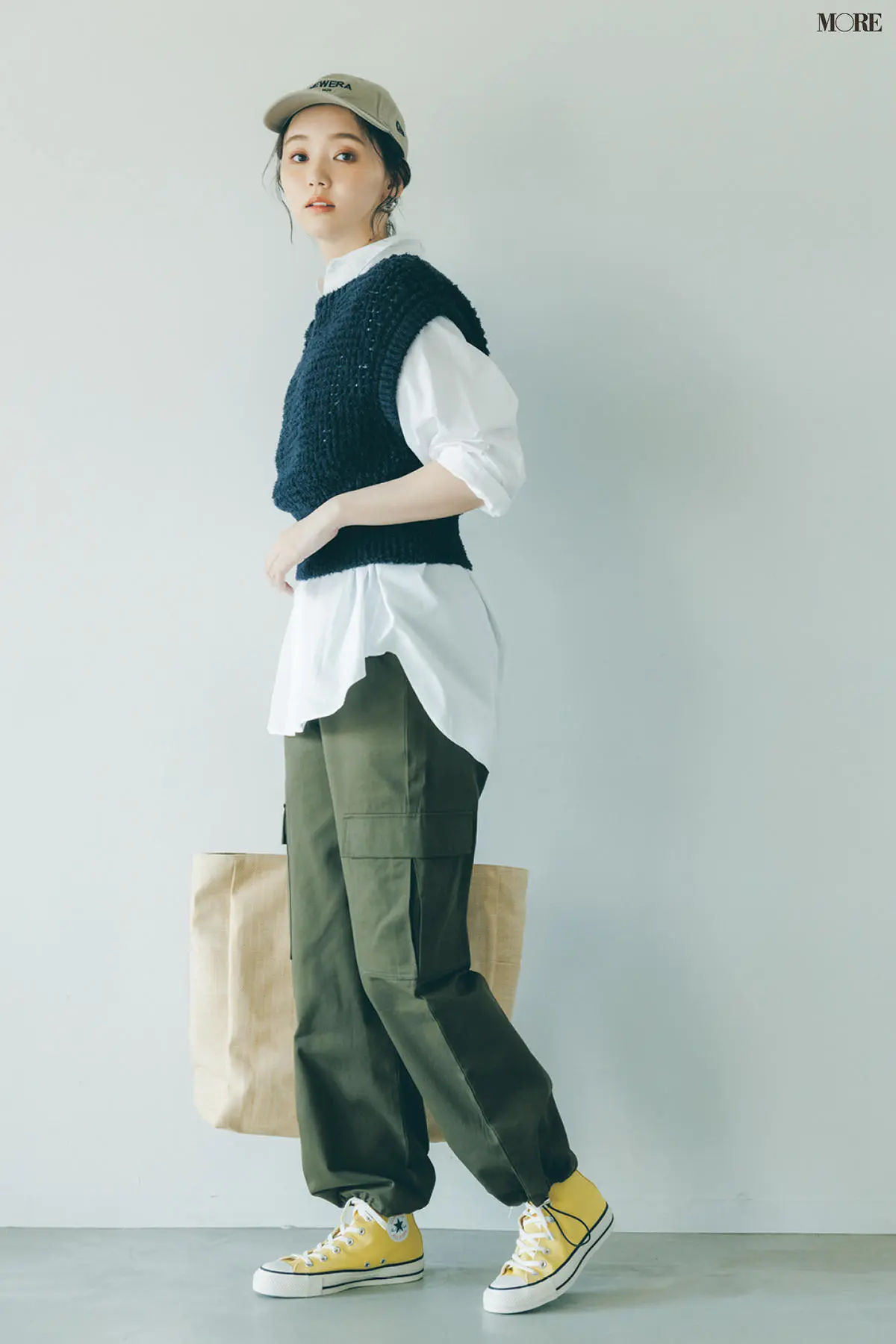 カーキ色カーゴパンツ×シャツ×ニットベストのコーデ