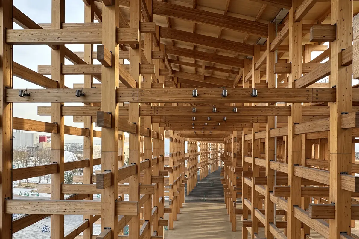 大阪・関西万博2025の世界最大級木造建築・大屋根リングの屋根下