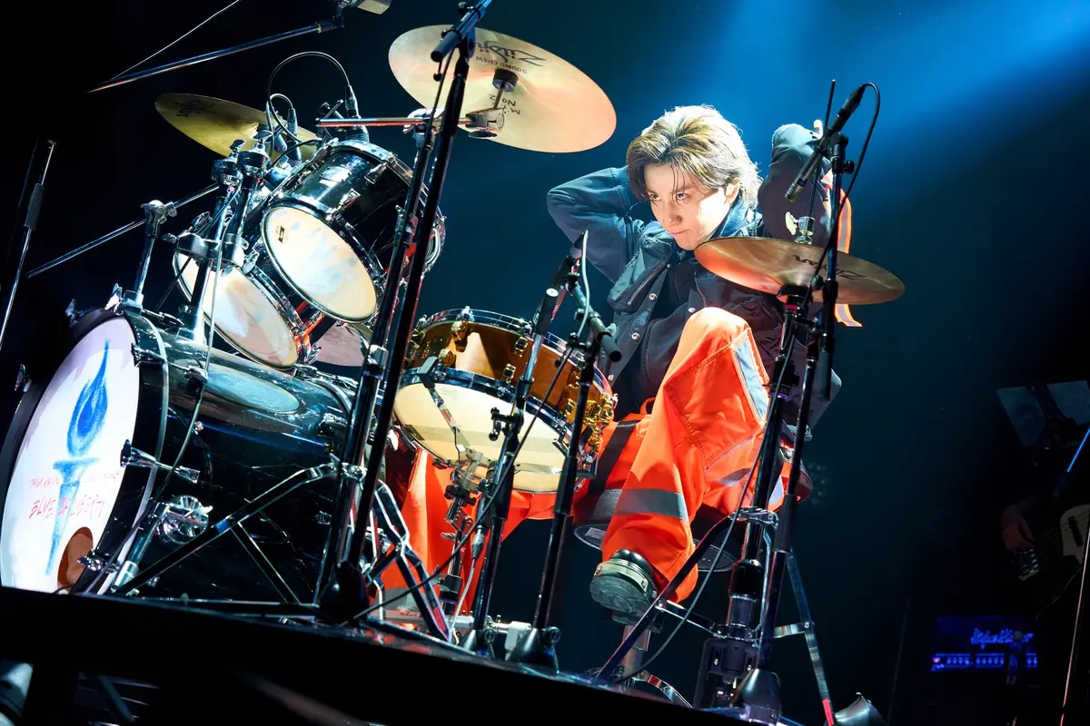 力強いドラムソロ演奏を披露する京本大我