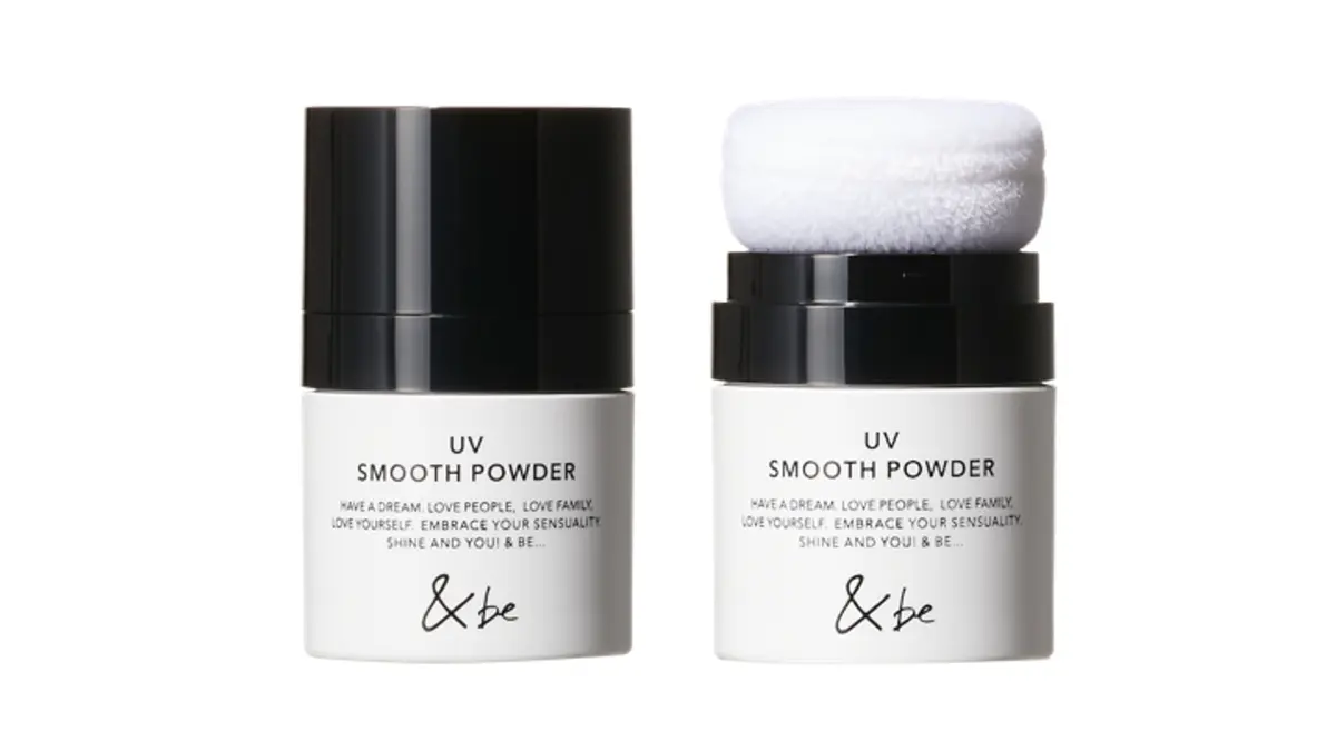 UV スムースパウダーはSPF35・PA++で紫外線から肌を守りながら、ベタつきをおさえるパウダー。顔にも髪にも体にも使用できます。