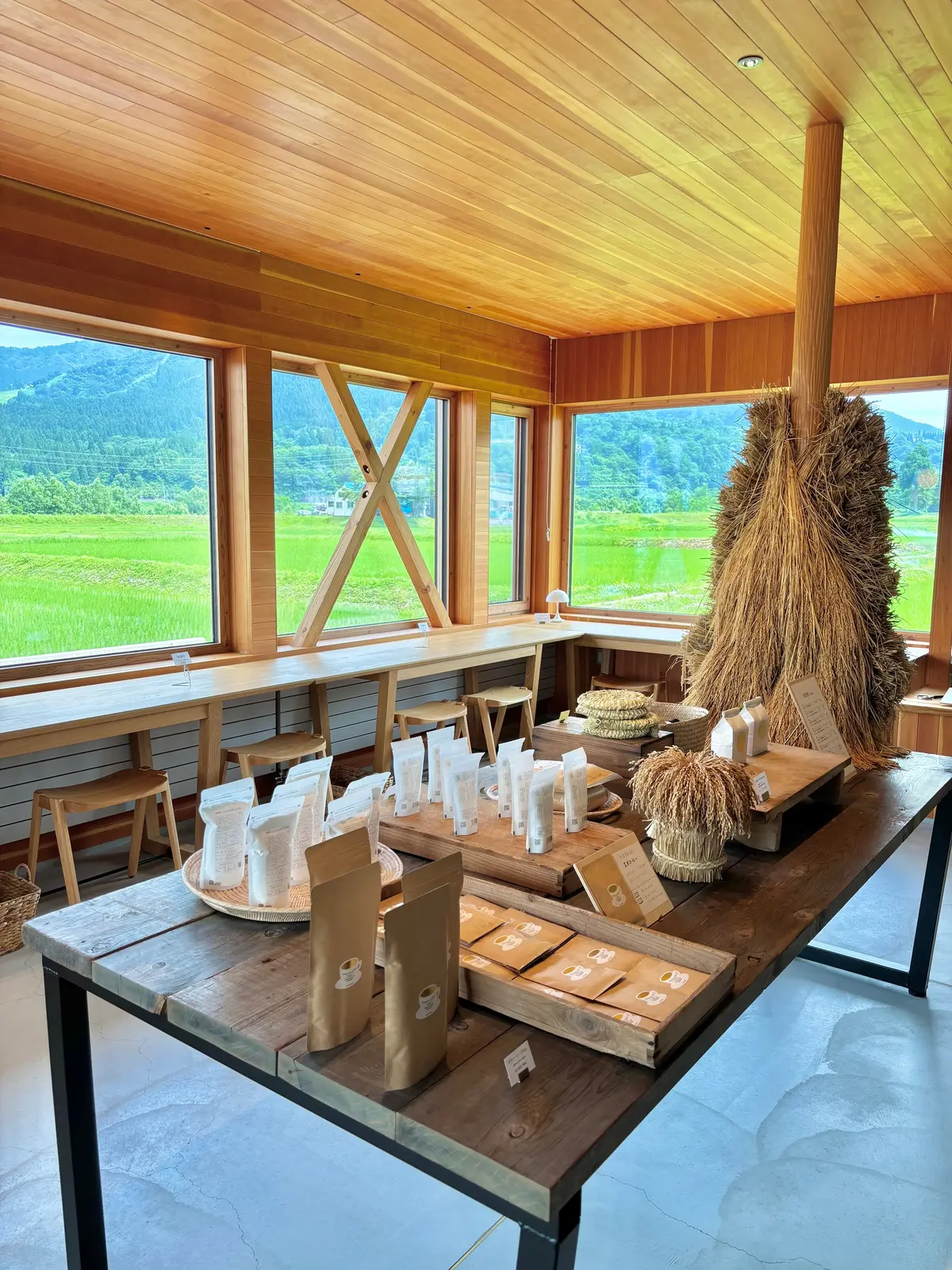 NHKのプロフェッショナル 仕事の流儀でも取り上げられた米農家「関農園」の世界一を6度受賞しギネス世界記録でもある幻の米でつくったおにぎり専門店「FARM FRONT」の「土鍋炊き塩むすび」と「海苔」