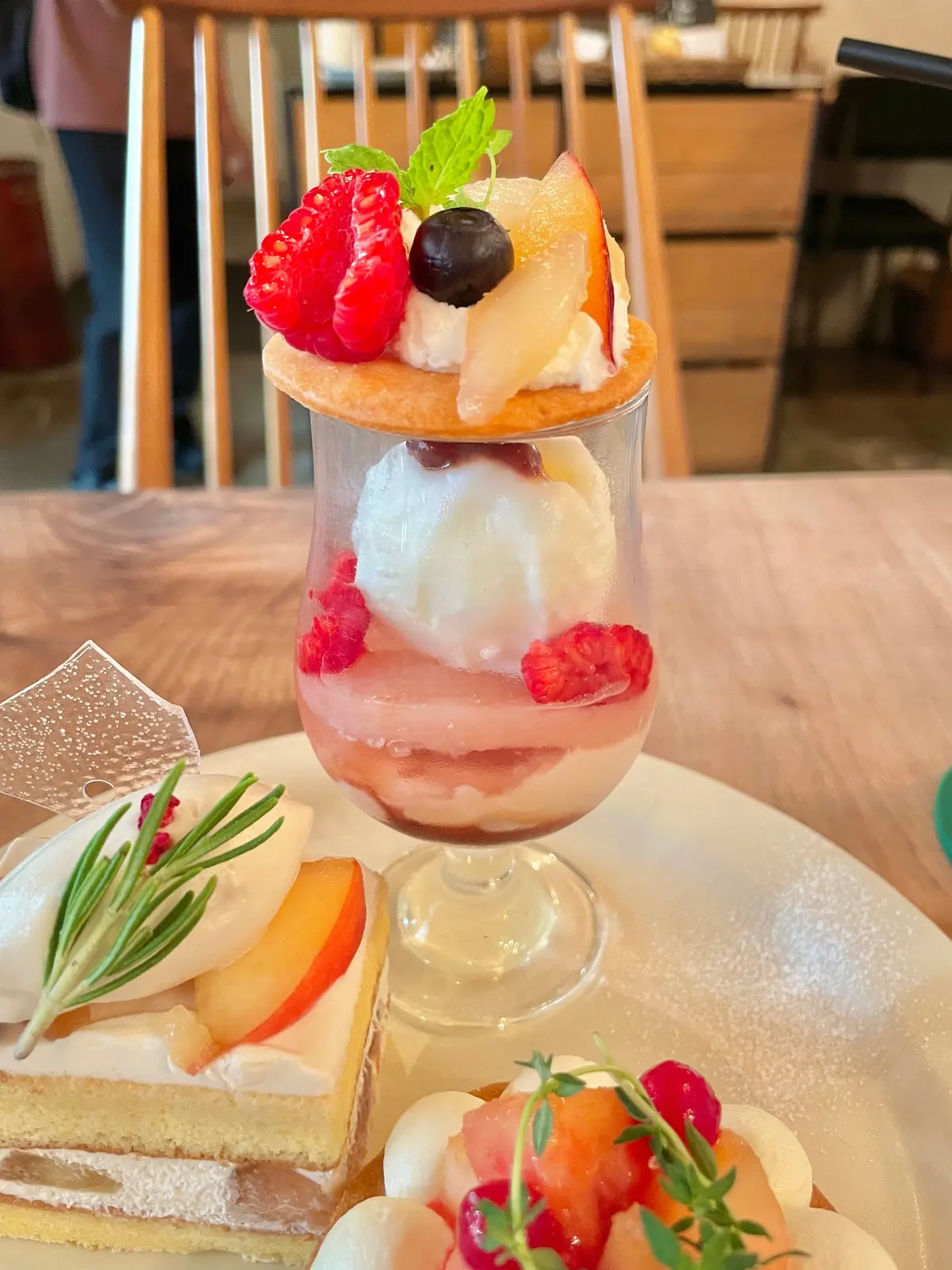 東京・新宿の人気カフェcafe WALL（カフェウォール）の《桃づくし！チーズタルト・パフェ・ショートケーキ》が楽しめるおやつプレートのパフェ