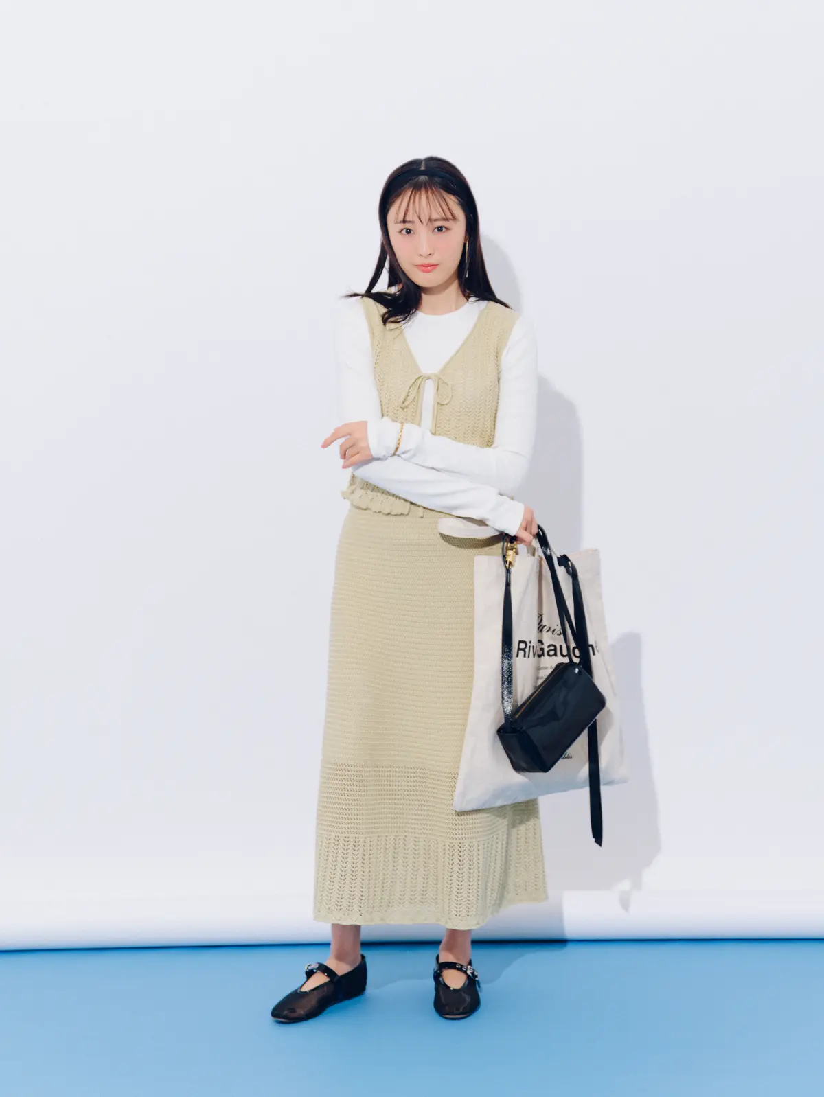 大友花恋　ベストとスカートコーデ　全身