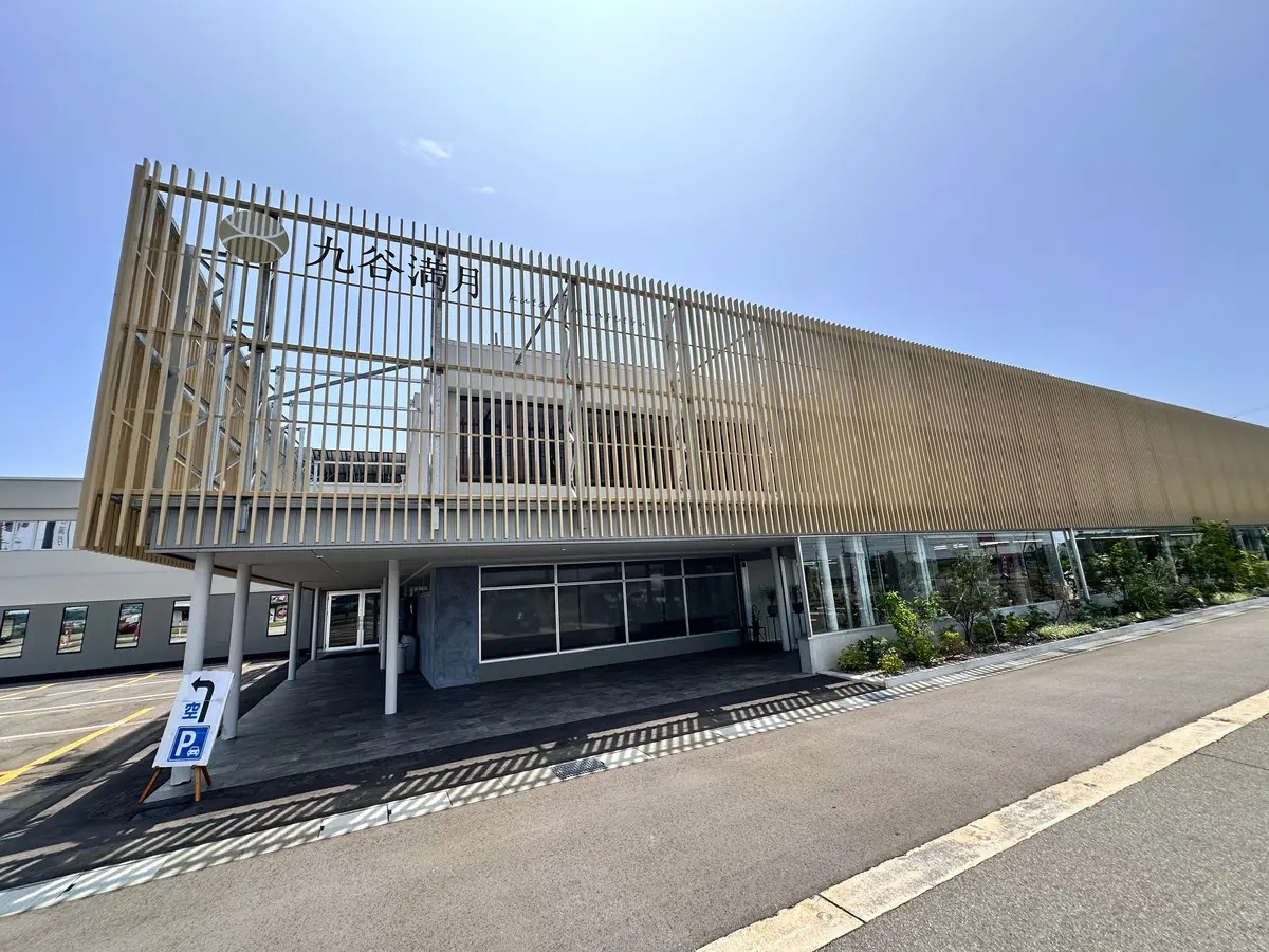 小松空港から車で30分の所にある、伝統工芸品の九谷焼専門店【九谷満月】でランチをしてきました！  こちらの施設は、北陸で最大級の九谷焼専門店でもあり、人間国宝の三代徳田八十吉さんの作品を見ることもできます！そして、「絵付け体験」と「ろくろ体験」もでき、飲食店のかま飯 まんぷく＆カフェがあり、大人から子供まで楽しむことができる施設です😊