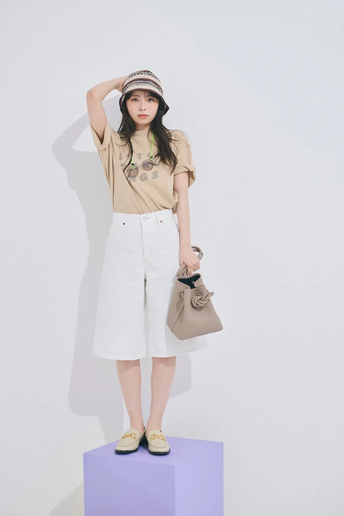 川口ゆりな　Tシャツとハーフパンツ　全身コーデ