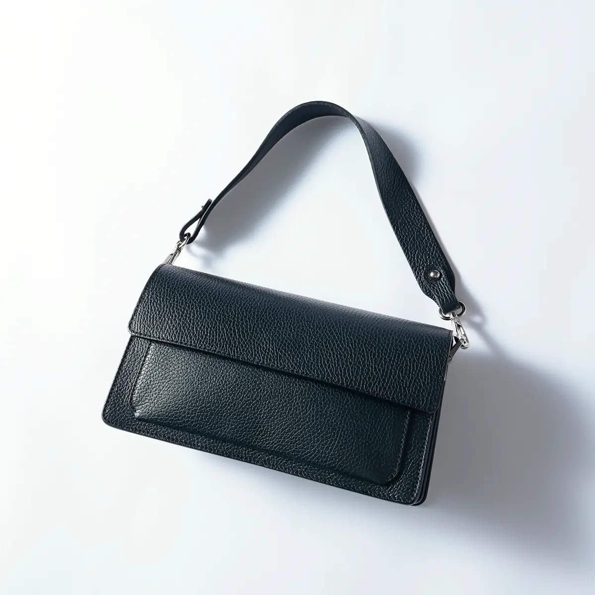 『アンタイトル』のスクエアバッグ