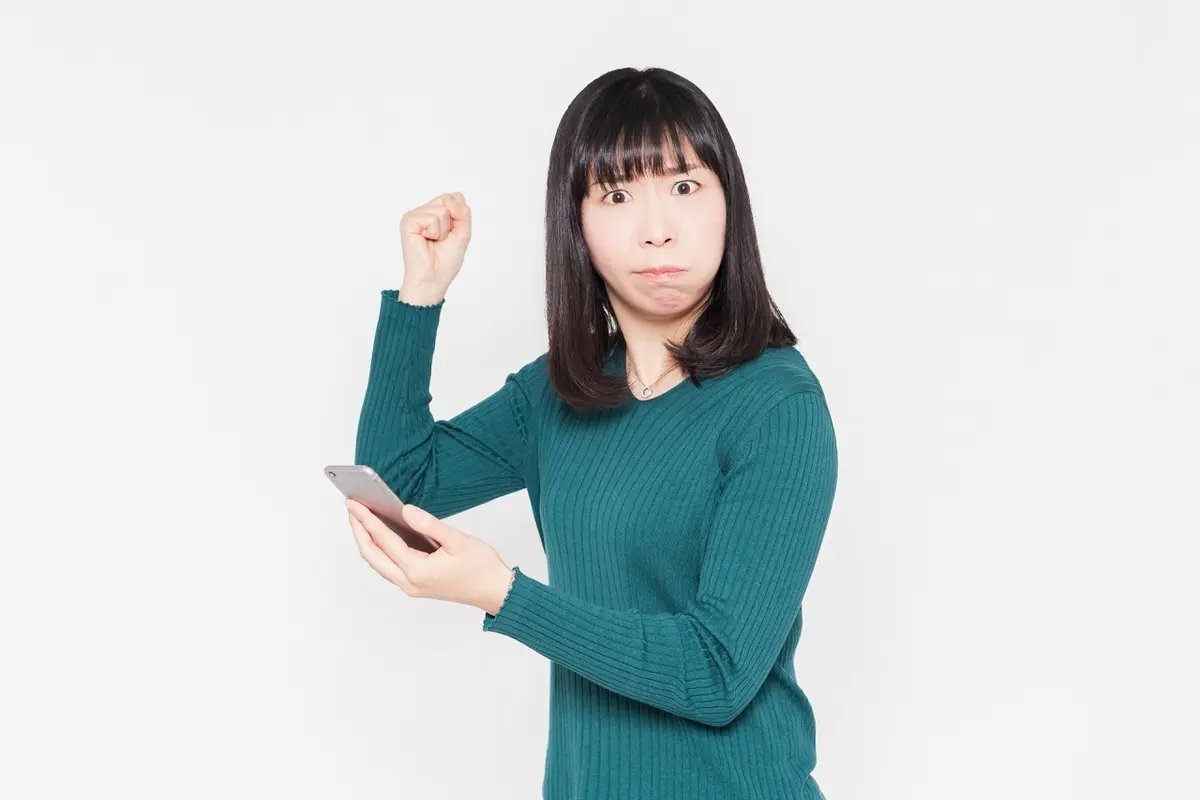 スマホを見て怒っている女性